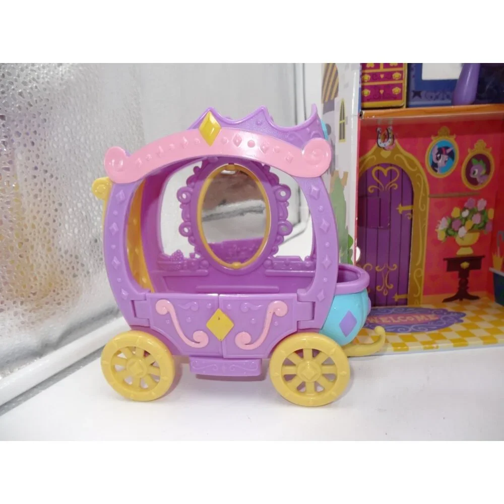 My Little Pony Canterlot Deluxe Playset, With Accessories 2 Pony's 1‎ carriage